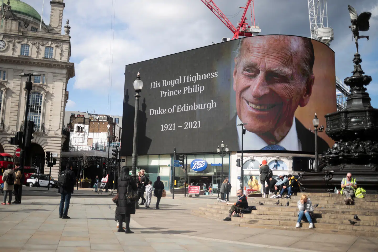En storskærm med et billede af prins Philip på Piccadilly Circus i London. Prinsen døde torsdag i en alder af 99 år. Hannah Mckay/Reuters