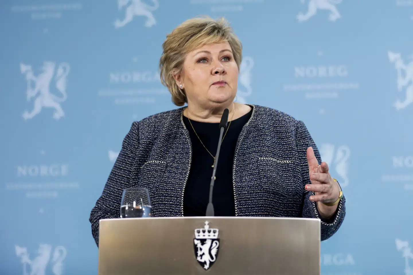 Statsminister Erna Solberg straffes med bøde for brud på coronarestriktioner. Det sker blandt andet for at opretholde folks tillid til restriktionerne, skriver politiet. Berit Roald/Ritzau Scanpix