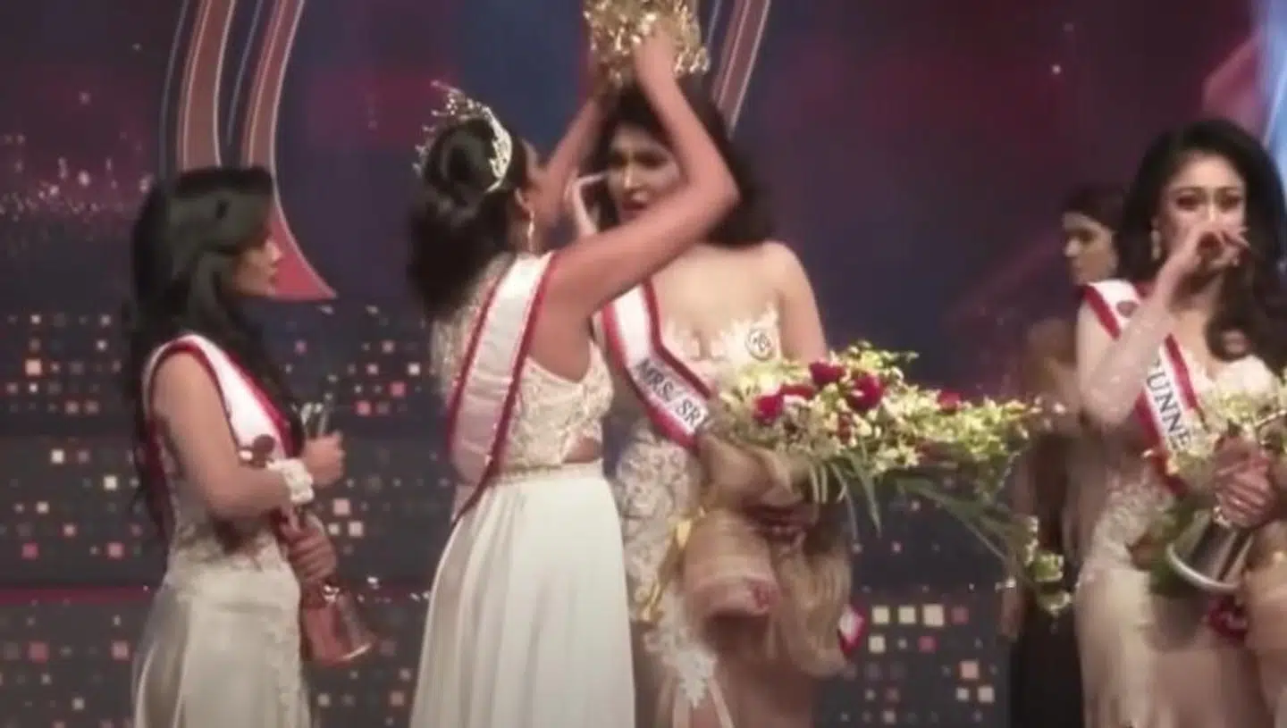 Her stjæler Caroline Jurie kronen fra Pushpika De Silva.