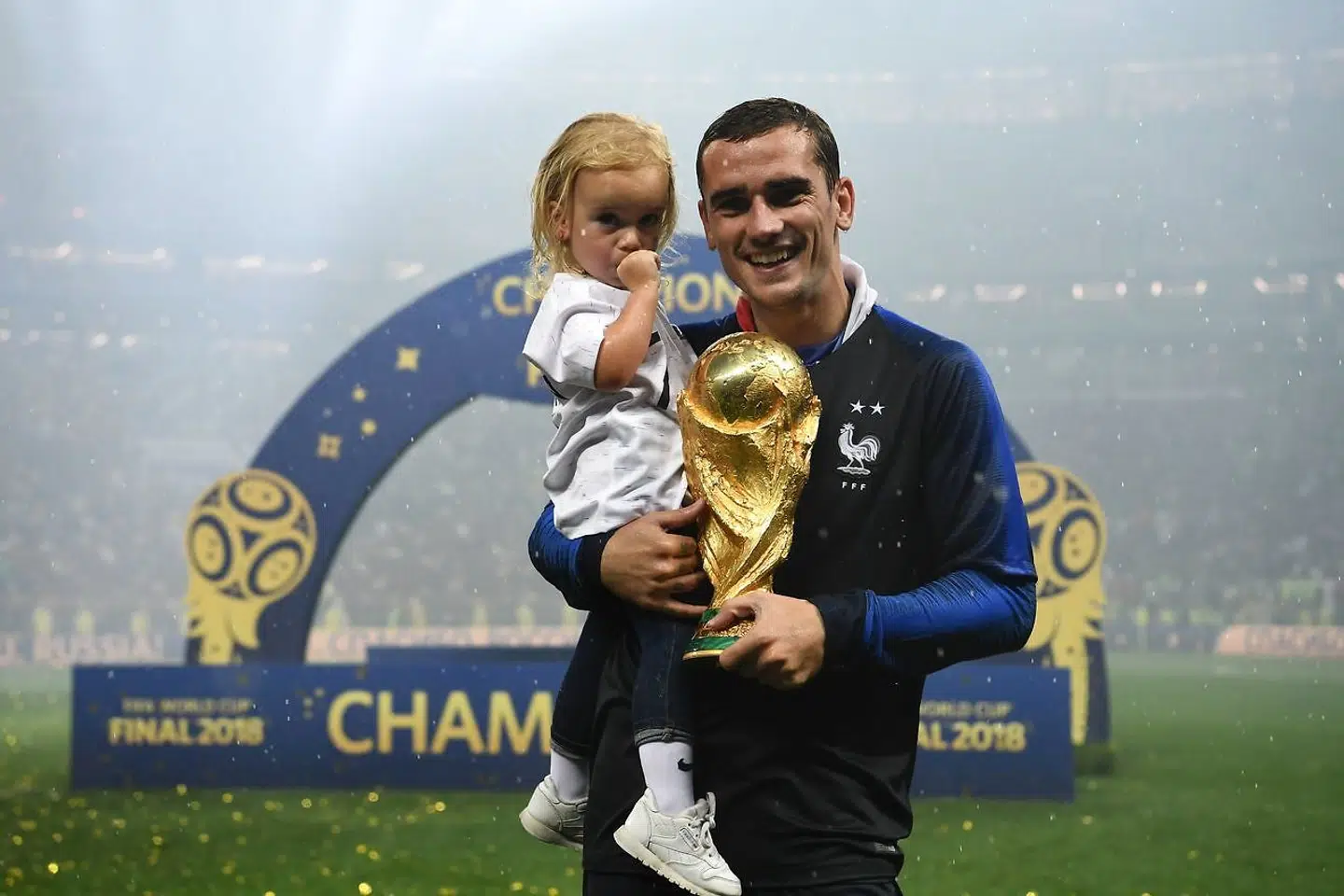 Antoine Griezmann og datteren Mia ved Frankrigs VM-sejr i 2018.
