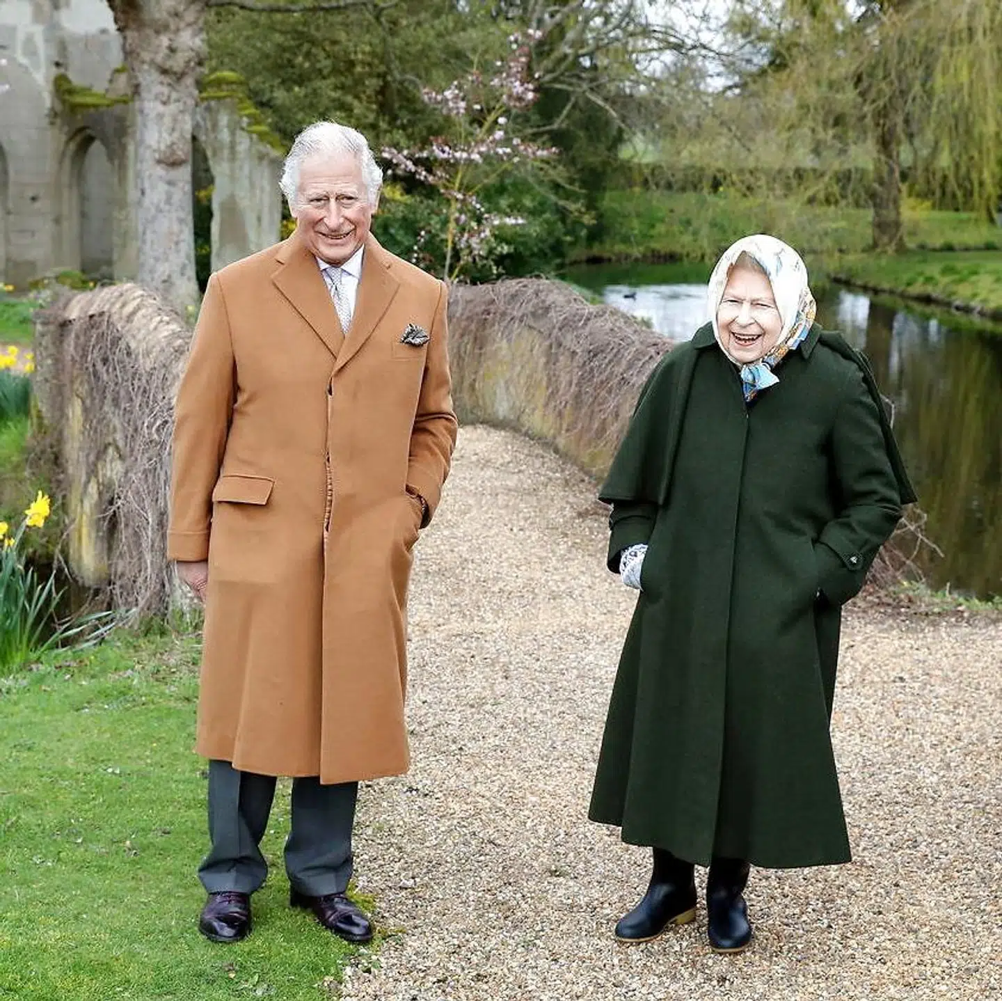 Dronning Elizabeth og sønnen prins Charles fotograferet 23. marts i år.