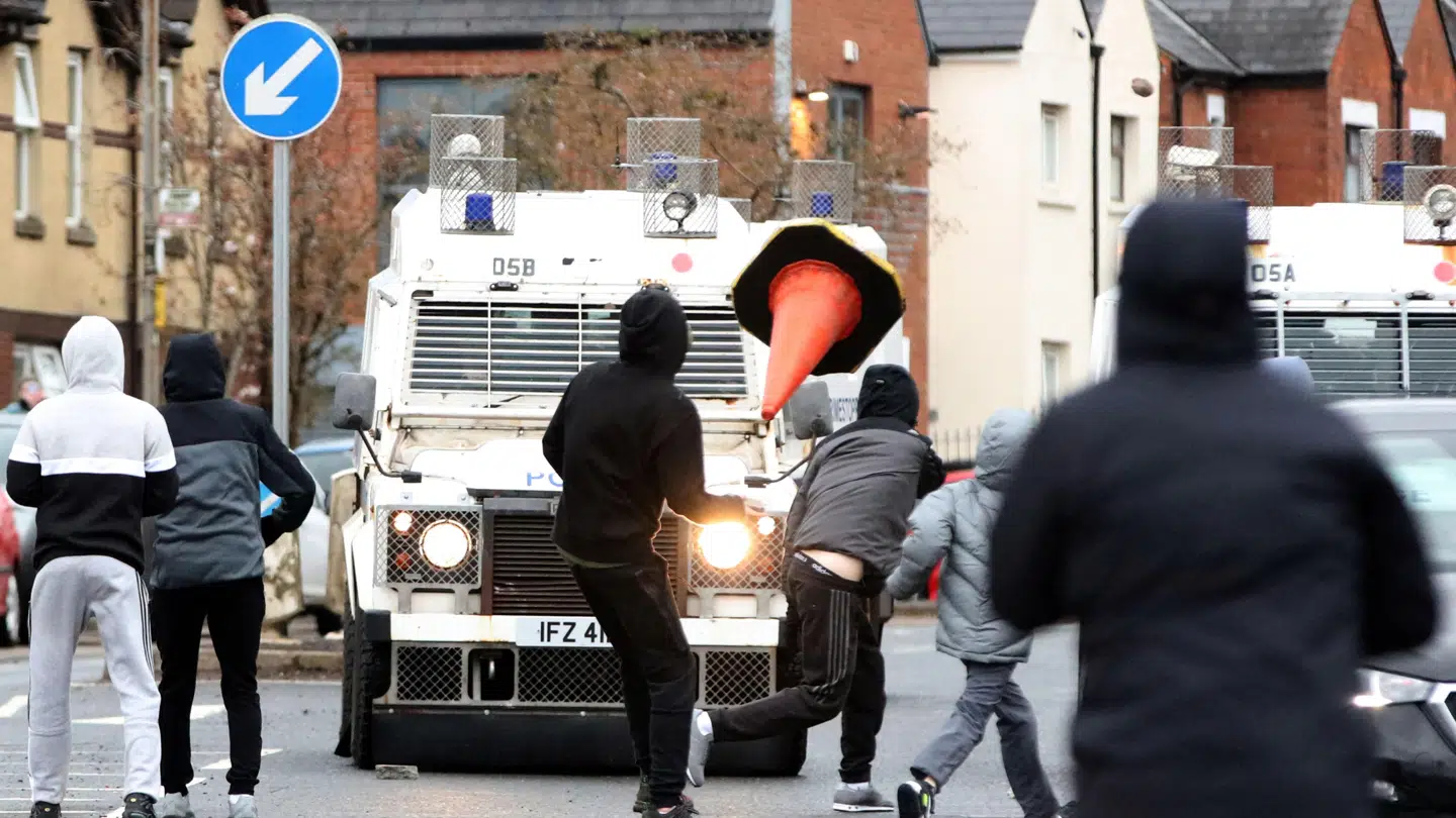Politiet er mædt kampklædt op.