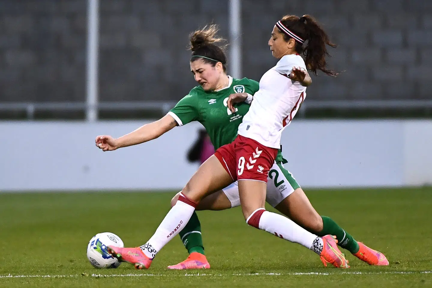 Nadia Nadim og resten af det danske kvindelandshold slog Irland i første landsholdskamp siden december 2020 på mål af Nicoline Sørensen. Clodagh Kilcoyne/Reuters