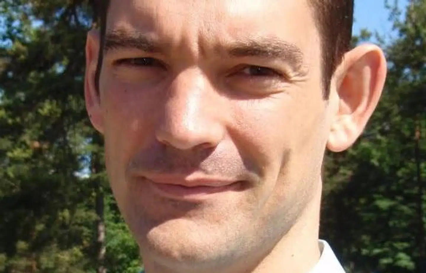 Kasper Planeta Kepp, der er professor i biokemi ved DTU, kritiserer Statens Serum Institut for at være for pessimistisk i beregningerne for, hvordan de små skolebørns tilbagevenden ville påvirke smittetrykket.