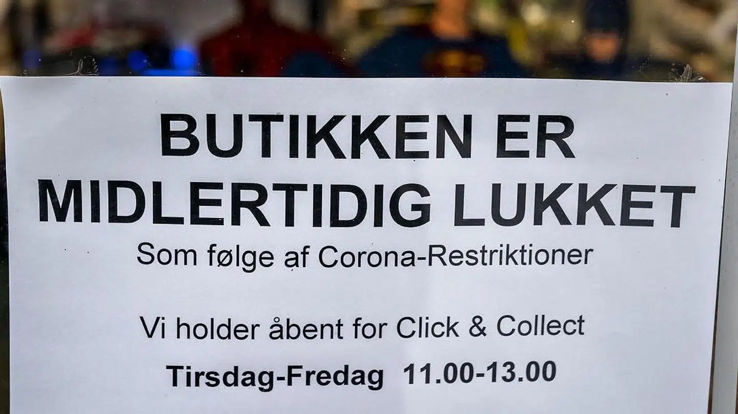 Det er dyrt at holde samfundet lukket. Det koster både på økonomien og danskernes trivsel.