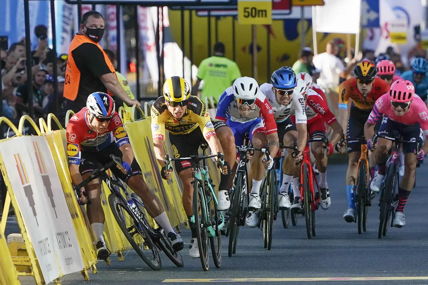 Situationen, hvor Fabio Jakobsen blev presset ud i barrieren af Dylan Groenewegen og styrtede voldsomt. Tomasz Markowski/Ritzau Scanpix