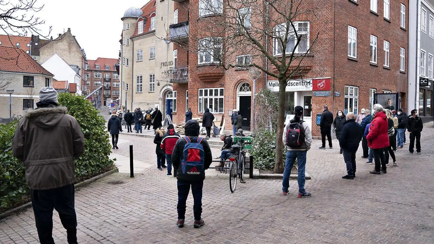 Kø til vaccine i Aalborg, som blot er et af mange steder de seneste dage, hvor der har været lang kø.