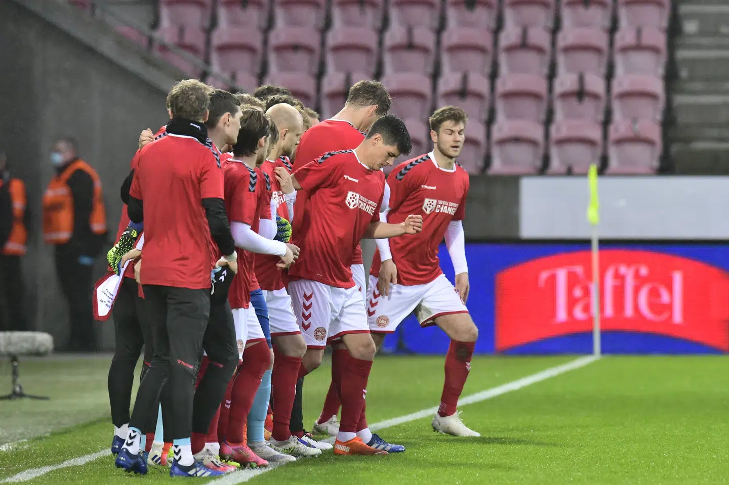 Danmarks fodboldlandshold bar trøjer med teksten football supports change (fodbold støtter forandringer) forud for kampene mod Moldova og Østrig. Bo Amstrup/Ritzau Scanpix