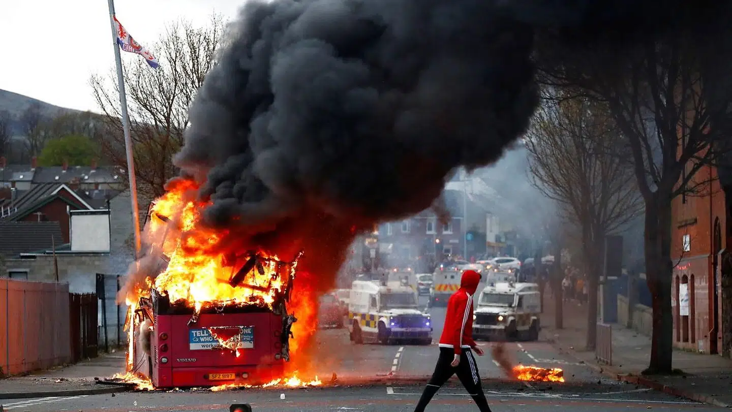 Her står bussen i flammer. Torsdag er der ikke meget bus tilbage.