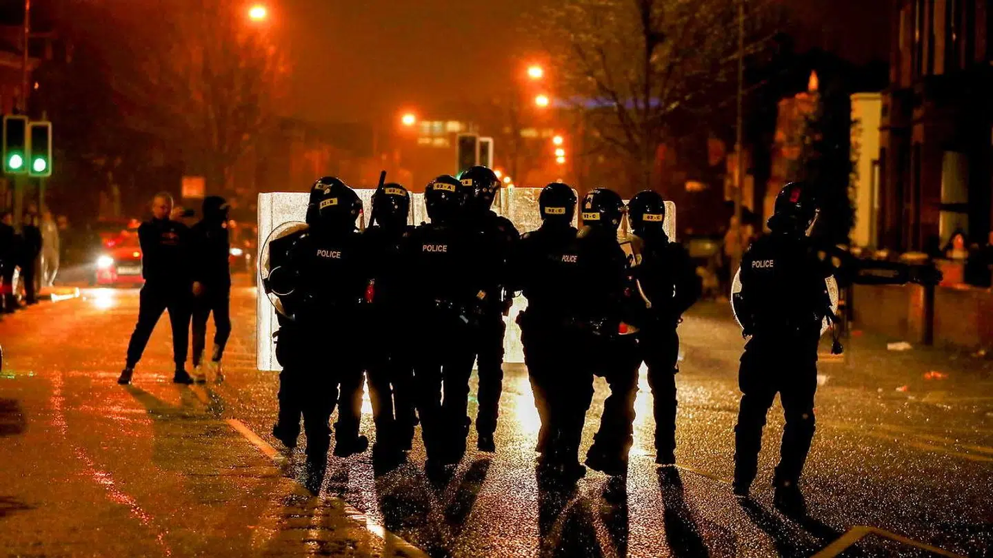 Politiet har været massivt til stede, og flere betjente er kommet til skade.