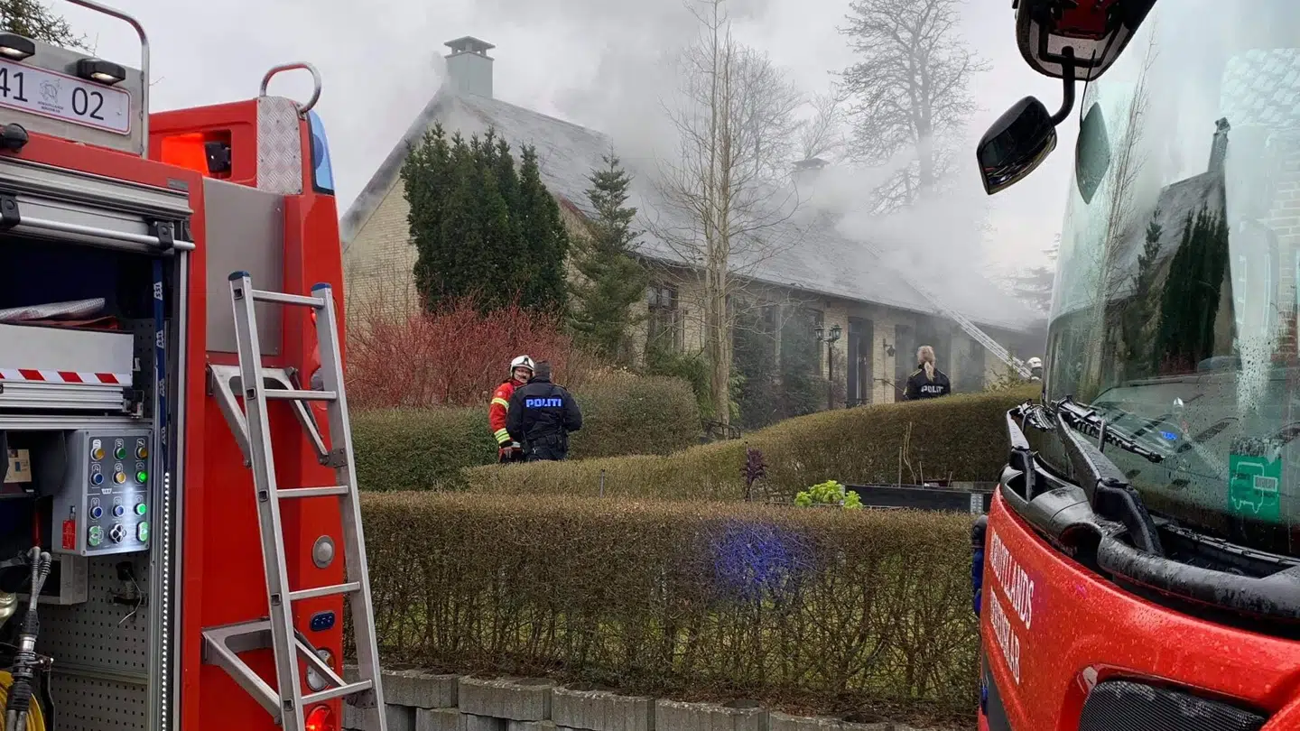 En tyk røg breder sig fra en villabrand i Aalborg Øst torsdag aften.