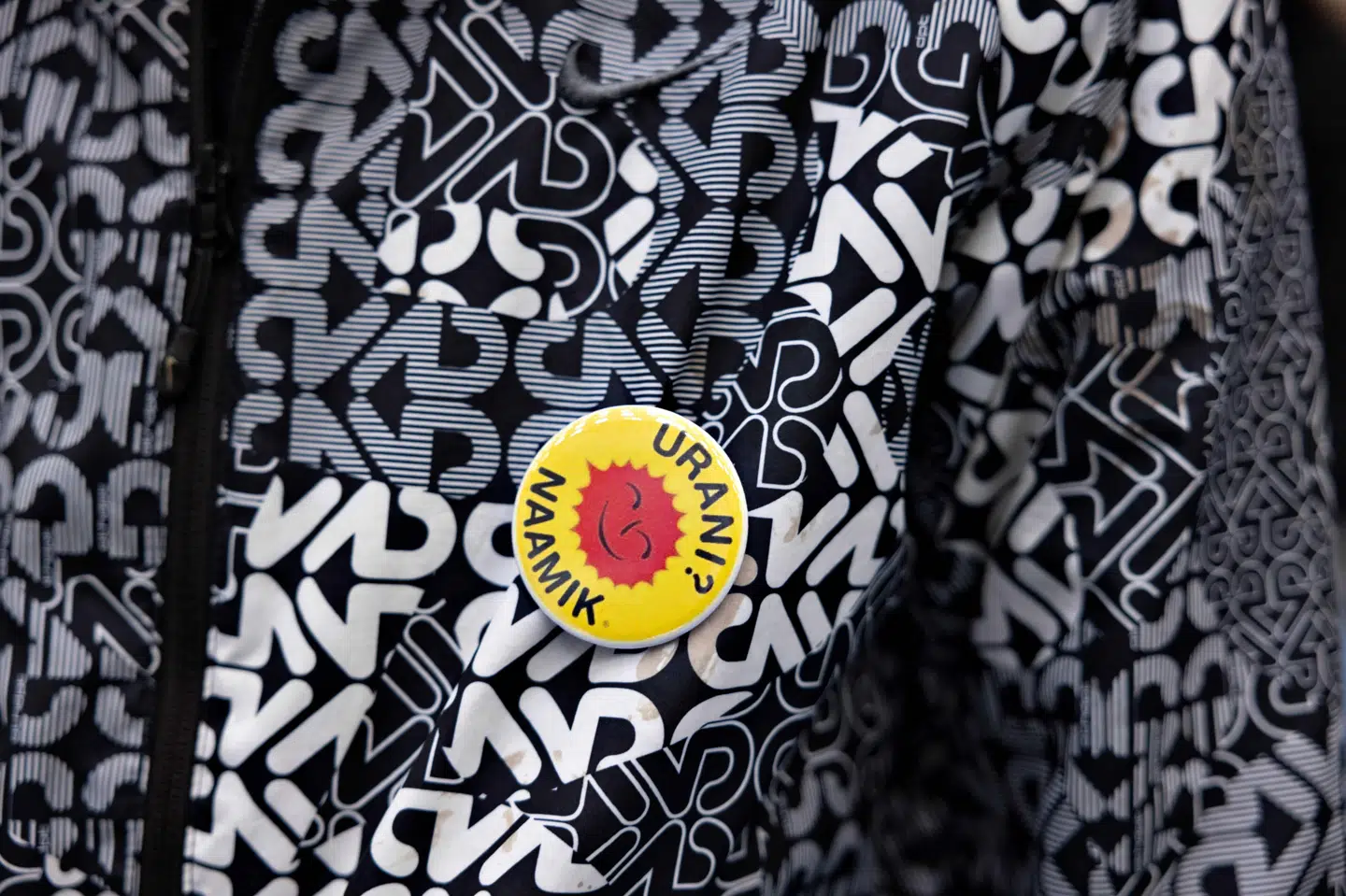 Et biprodukt ved minedriften ville være det radioaktive stof uran. Modstandere fra foreningen Urani Naamik (Uran Nej Tak) opfordrede valgkampen igennem borgere til at stemme på minemodstandere. Christian Klindt Solbeck/Ritzau Scanpix