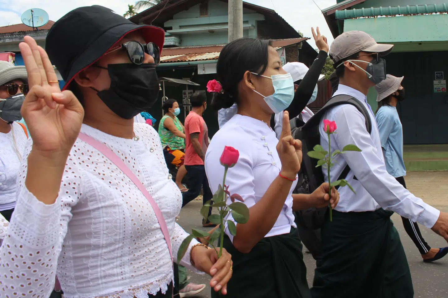 Med blomster i hænderne var skolelærere i byen Dawei blandt de mange, der torsdag endnu en gang demonstrerede mod militærets magtovertagelse i Myanmar. Handout/Ritzau Scanpix