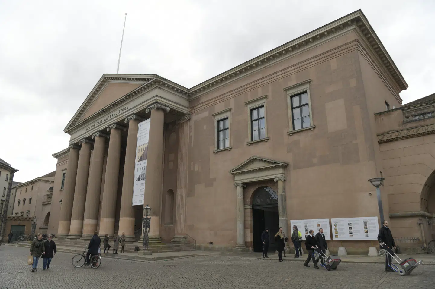 Københavns Byret torsdag den 8. april 2021. i dag fortsætter straffesag om vold og uro i forbindelse med demonstrationer mod corona-restriktioner. En mand er tiltalt for at kaste med kanonslag mod politiet. Anklagemyndigheden ønsker igen dobbelt straf. Nils Meilvang/Ritzau Scanpix