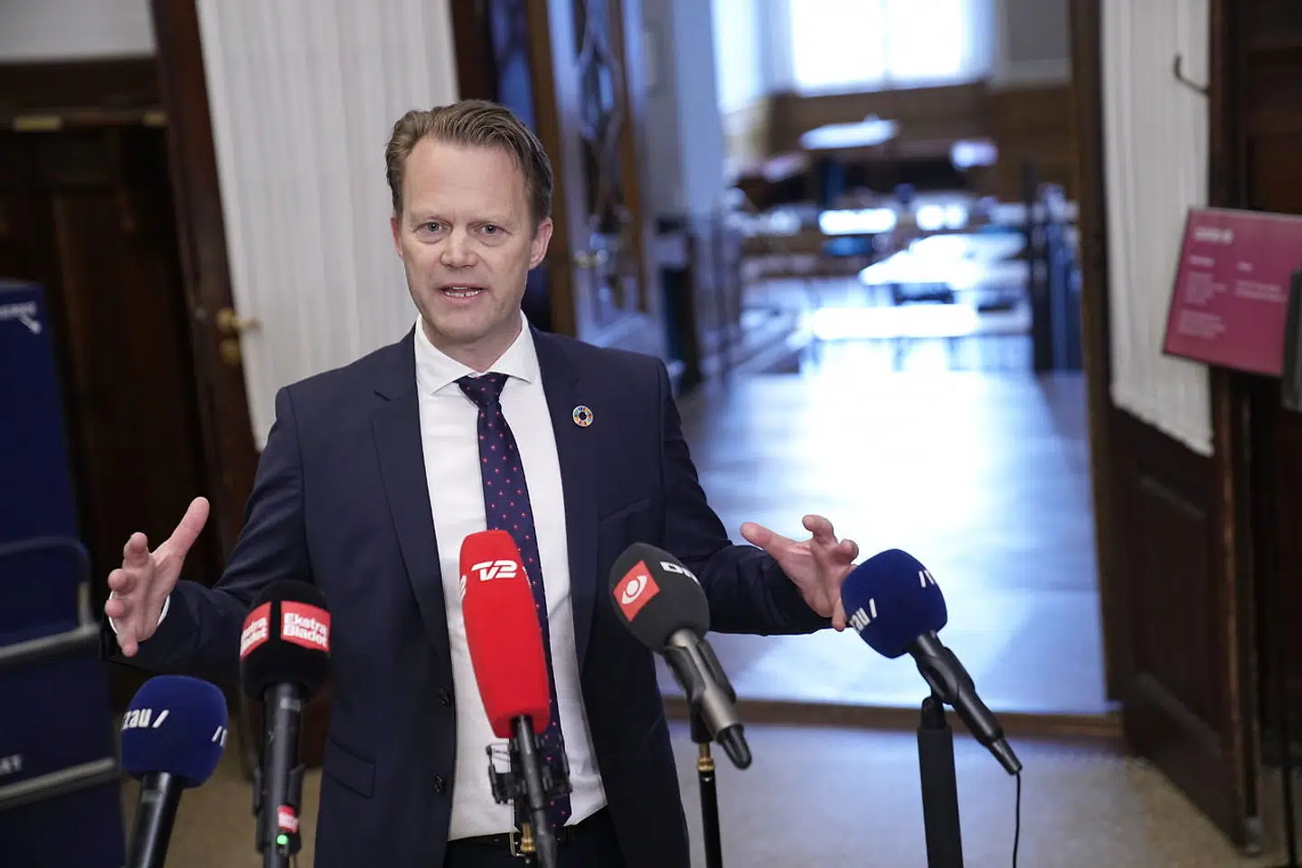 Det Udenrigspolitiske Nævn holder møde om blandt andet situationen i og omkring lejrene i det nordøstlige Syrien, i Fællessalen på Christiansborg, onsdag den 7. april 2021. Fra regeringen deltager udenrigsminister Jeppe Kofod (S) og forsvarsminister Trine Bramsen (S).