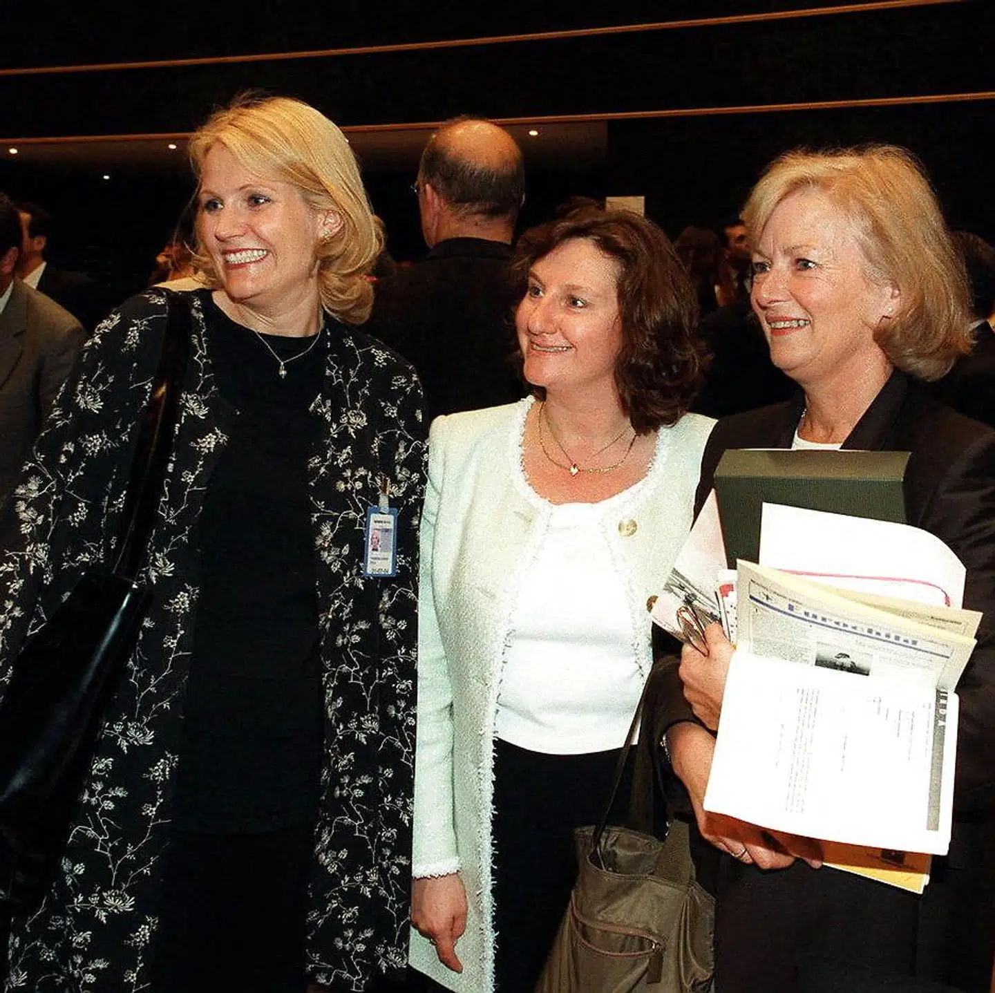 Helle Thorning-Schmidt her sammen sin svigermor og kollega Glenys Kinnock og i midten MEP Arlene McCarthy. Her er hun netop blevet valgt til parlamentet.