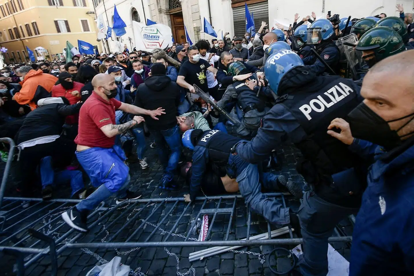 Sådan så det ud, da der tirsdag blev demonstreret ved parlamentsbygningen på Piazza Montecitorio i Rom.