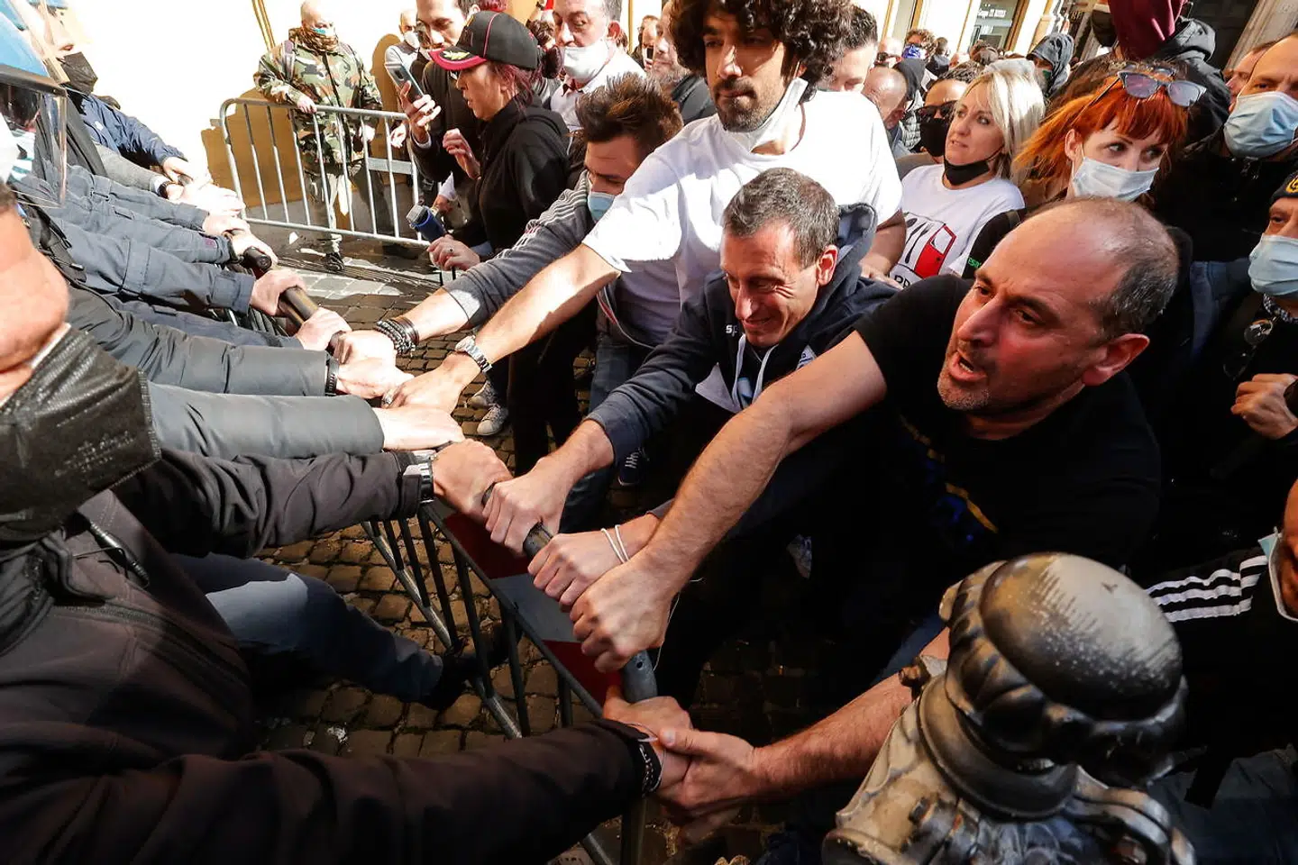Sådan så det ud, da der tirsdag blev demonstreret ved parlamentsbygningen på Piazza Montecitorio i Rom.