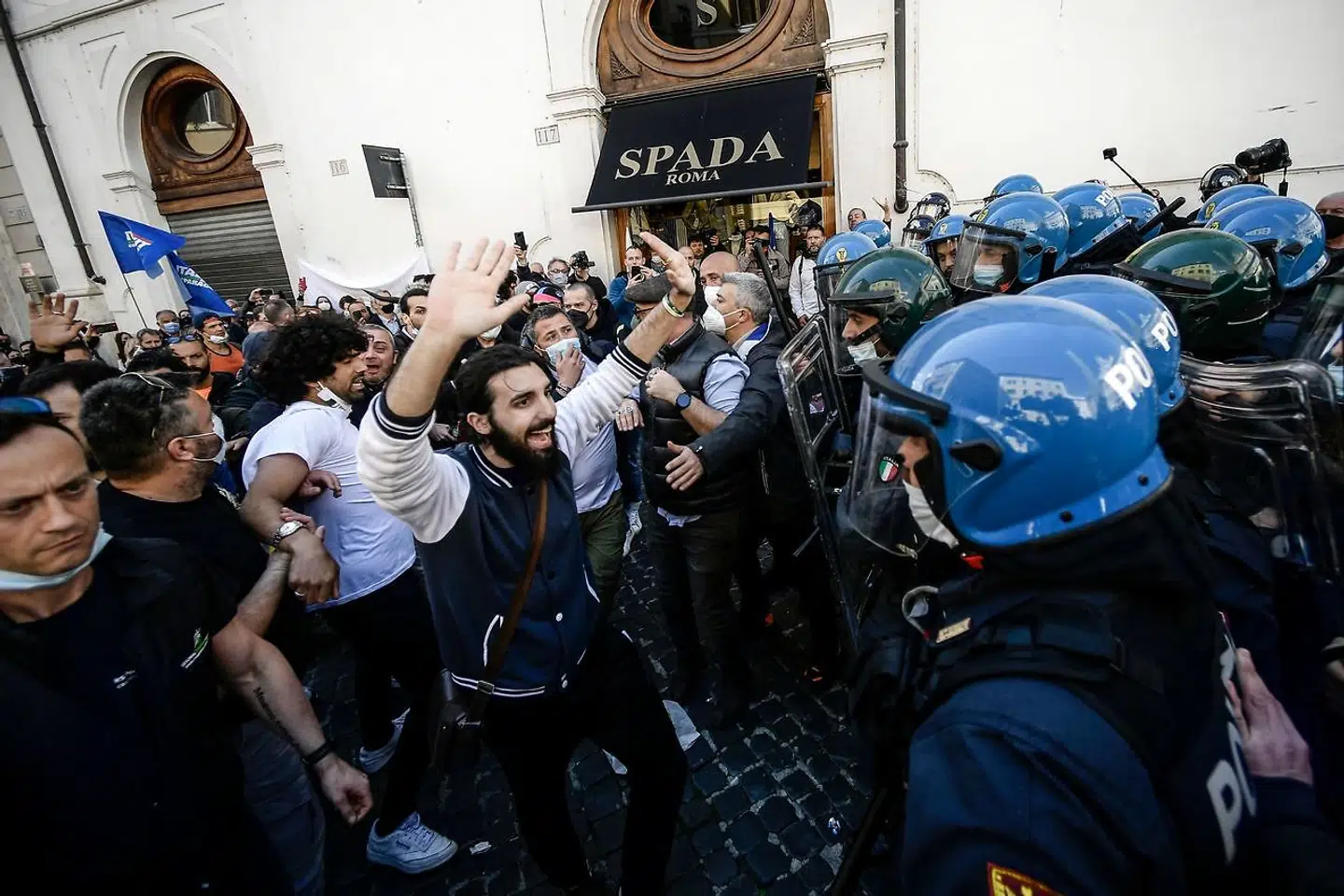 Sådan så det ud, da der tirsdag blev demonstreret ved parlamentsbygningen på Piazza Montecitorio i Rom.