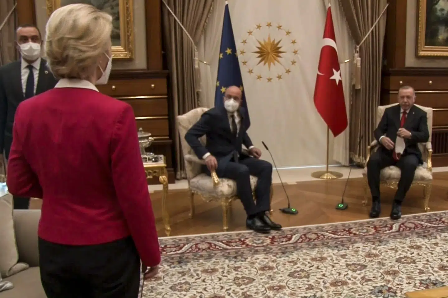 EU-Kommissionsformand Ursula von der Leyen blev tirsdag efterladt stående, mens EU-præsident Charles Michel og Tyrkiets præsident, Recep Tayyip Erdogan, tog plads i hver deres stol. -/Ritzau Scanpix