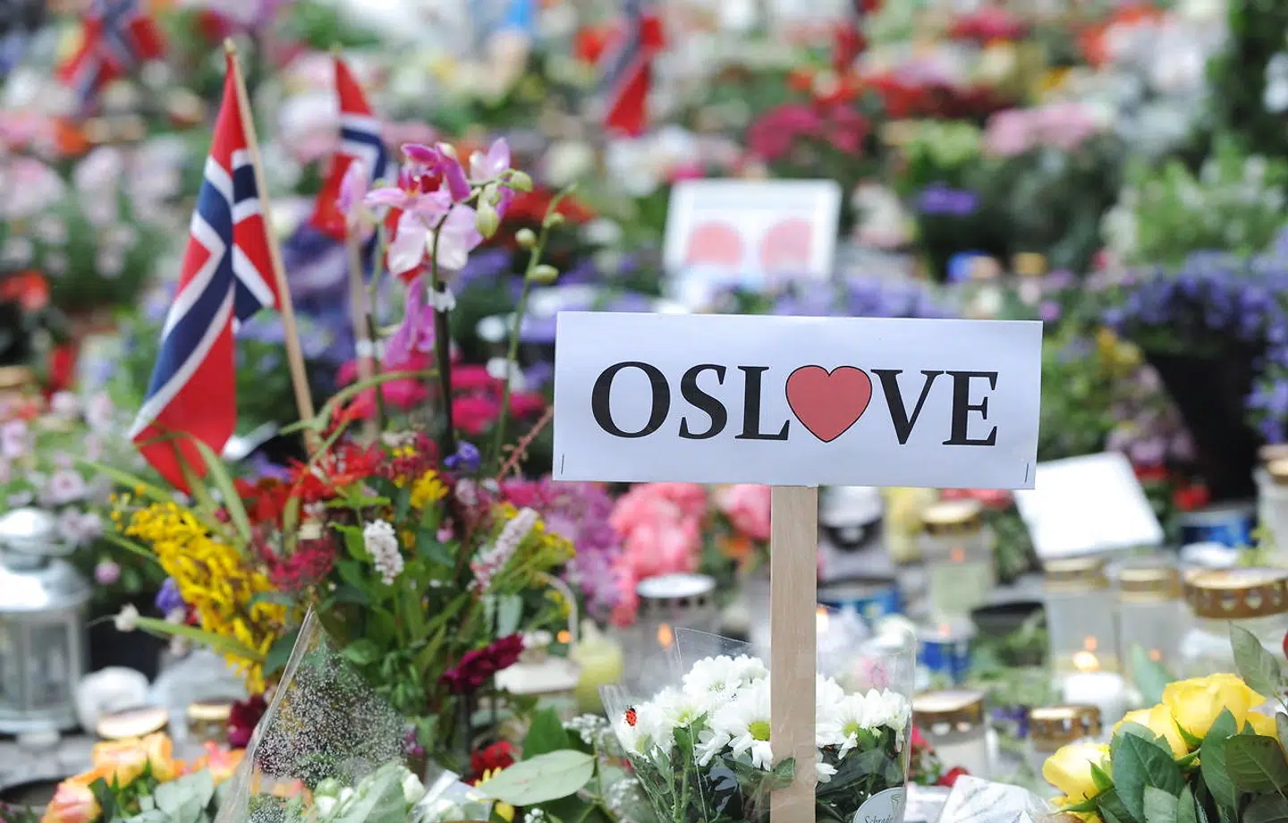 Norge blev ramt af chok, sorg og rædsel efter angrebet. Her blomsterhavet foran domkirken i Oslo under en mindehøjtidelighed for ofrene. (Arkivfoto)