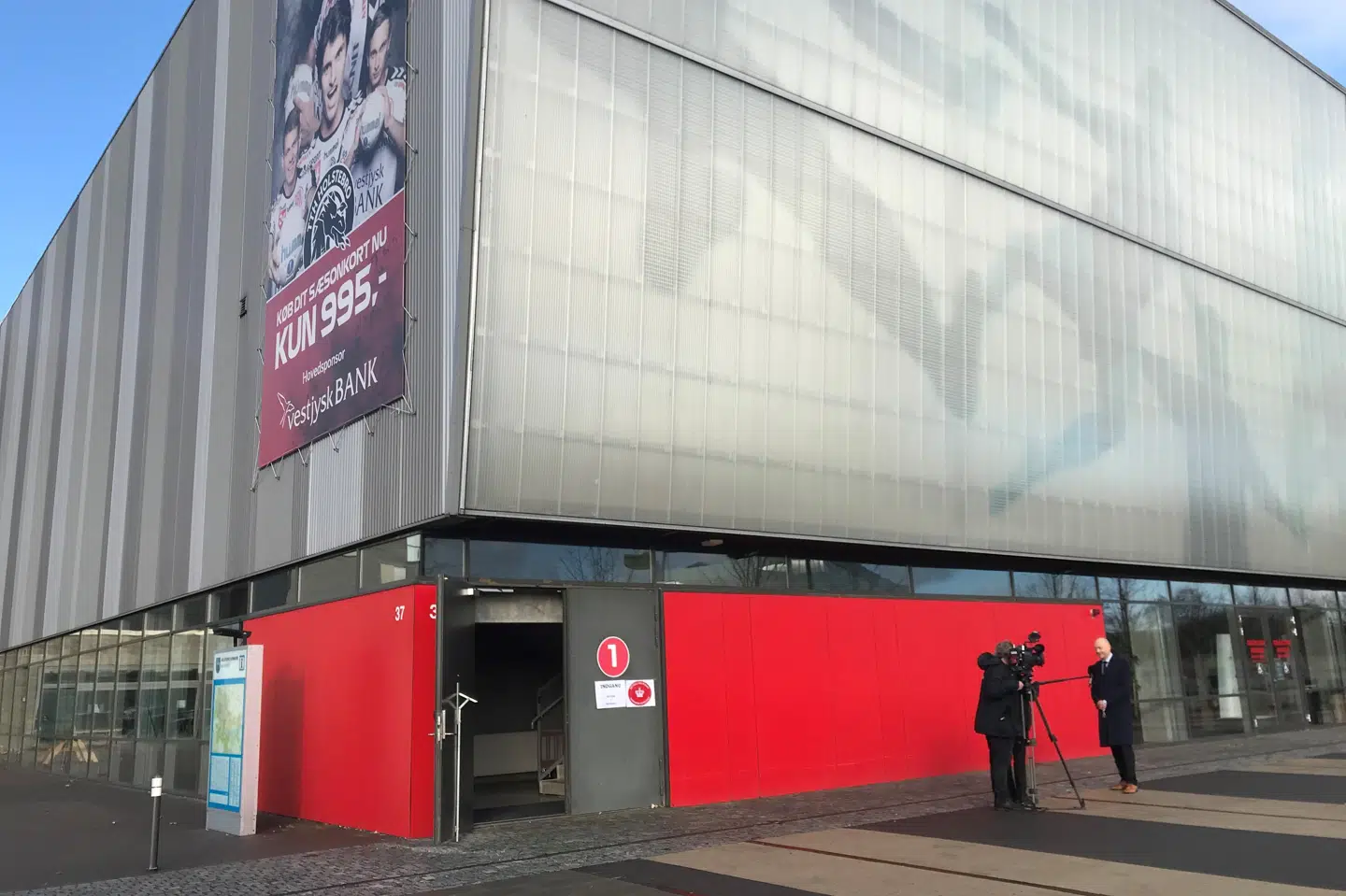 Retten i Holstebro havde lejet loungeområdet i Gråkjær Arena til afvikling af sagen med de mere end 40 tiltalte. Det var dog kun cirka halvdelen af dem, der mødte op til retsmødet tirsdag. Free