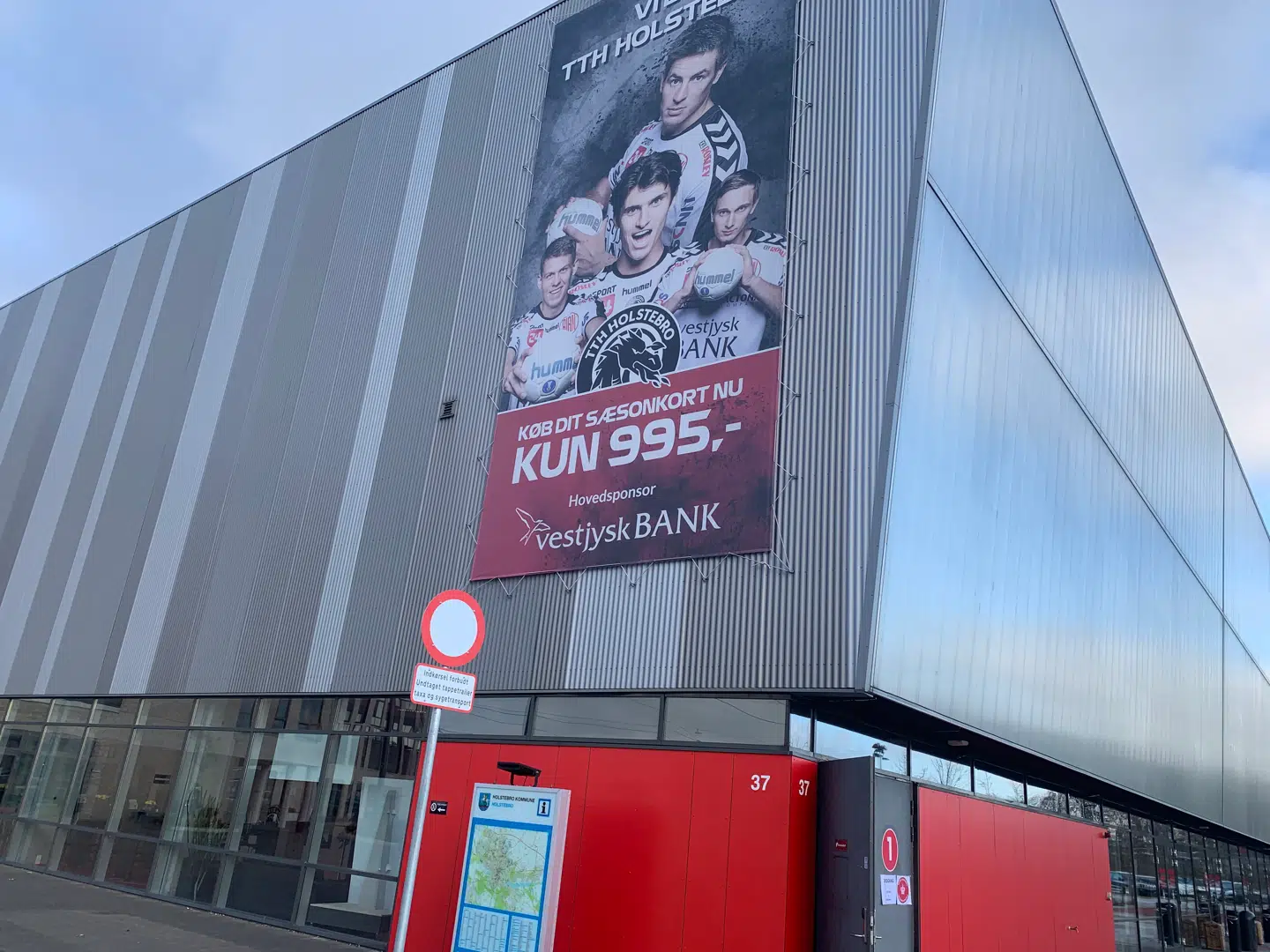 Den principielle sag om overtrædelse af forsamlingsforbuddet har så mange tiltalte, at Retten i Holstebro i denne uge valgte midlertidigt at indrette Gråkjær Arena, der normalt er hjemsted for de lokale håndboldstjerner fra TTH, til retssal.