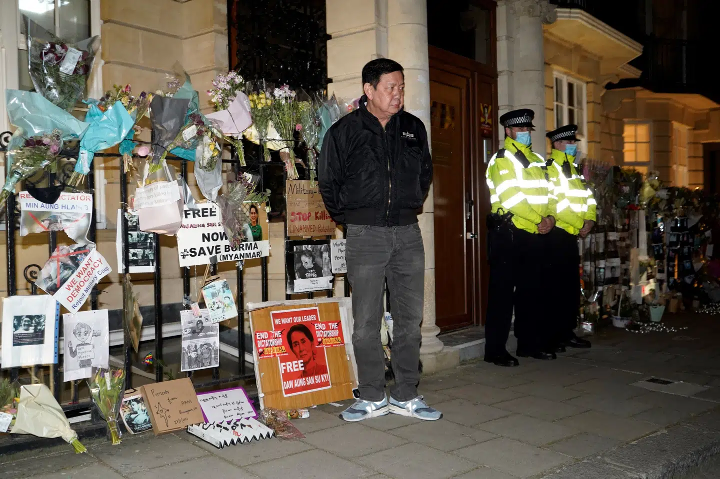 Myanmars ambassadør i Storbritannien, Kyaw Zwar Minn, ses her onsdag aften foran ambassaden i det centrale London, som han ifølge eget udsagn er blevet låst ude af. Niklas Halle''n/Ritzau Scanpix