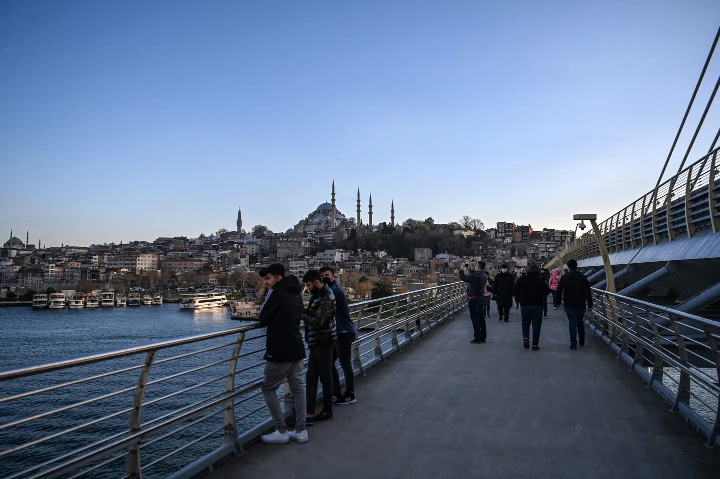 Onsdag blev næsten 55.000 personer i Tyrkiet konstateret smittet med covid-19. Det er det højeste hidtil under pandemien i landet. Foto er fra Karakoy-distriktet i Istanbul onsdag. Ozan Kose/Ritzau Scanpix
