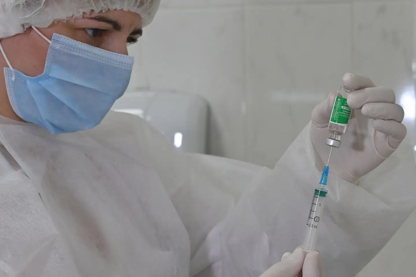 Det Europæiske Lægemiddelagentur (EMA) ser en mulig sammenhæng mellem AstraZeneca-vaccinen og en række sjældne blodpropper. (Arkivfoto) Genya Savilov/Ritzau Scanpix