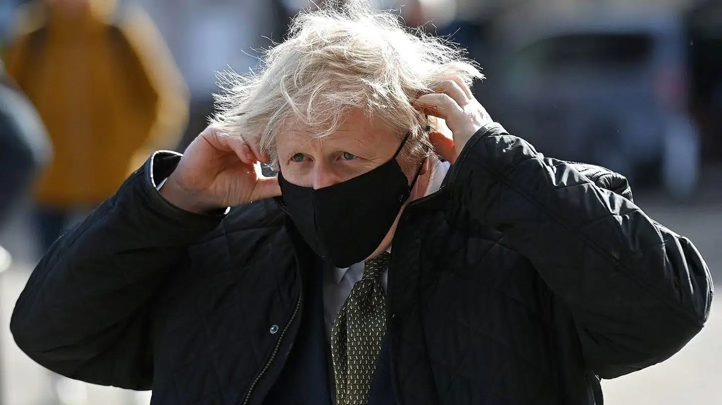Boris Johnson kommer ikke til at ændre i genåbningsplanen grundet de nye anbefalinger vedr. vaccinen fra AstraZeneca.