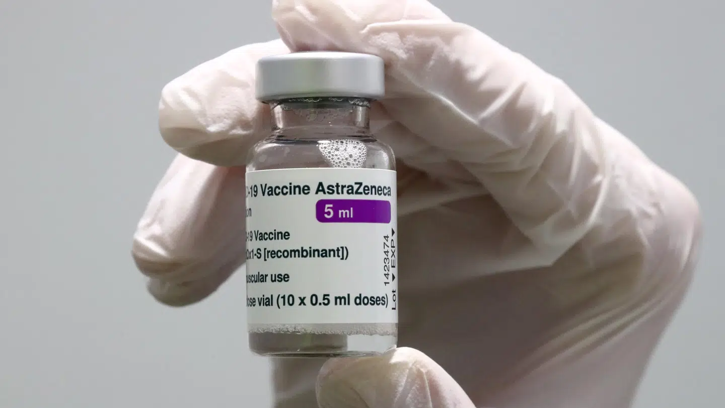 AstraZeneca oplyser onsdag, at man ønsker at samarbejde med sundhedsmyndighederne om en opdatering af AZ-vaccinens produktinformationen om mulige bivirkninger af deres vaccine. (Arkivfoto) Matthias Schrader/Ritzau Scanpix