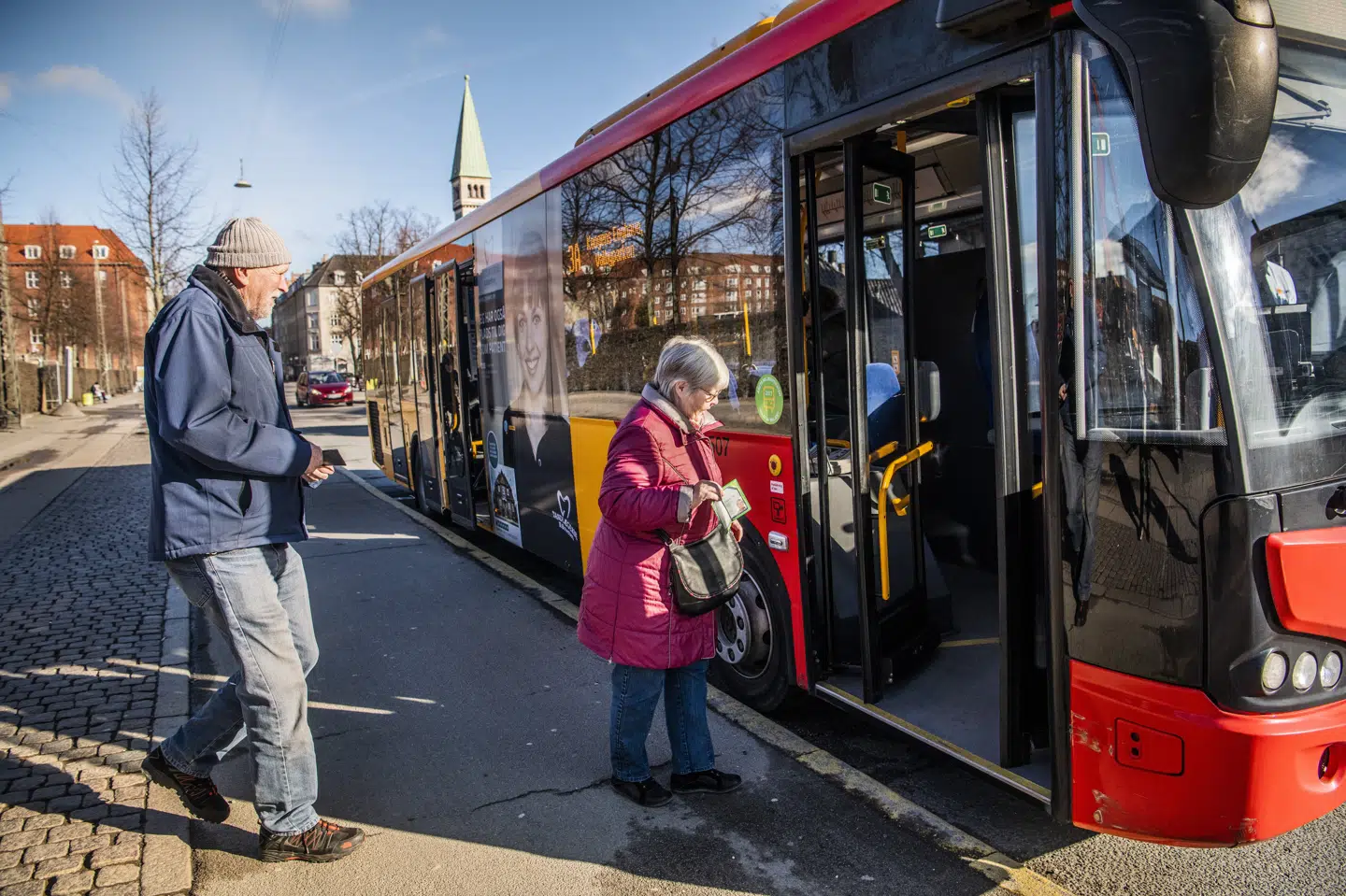 Fra torsdag bliver det igen muligt at gå ind ad fordøren i de fleste af Movias busser på Sjælland. (Arkivfoto) Søren Bidstrup/Ritzau Scanpix