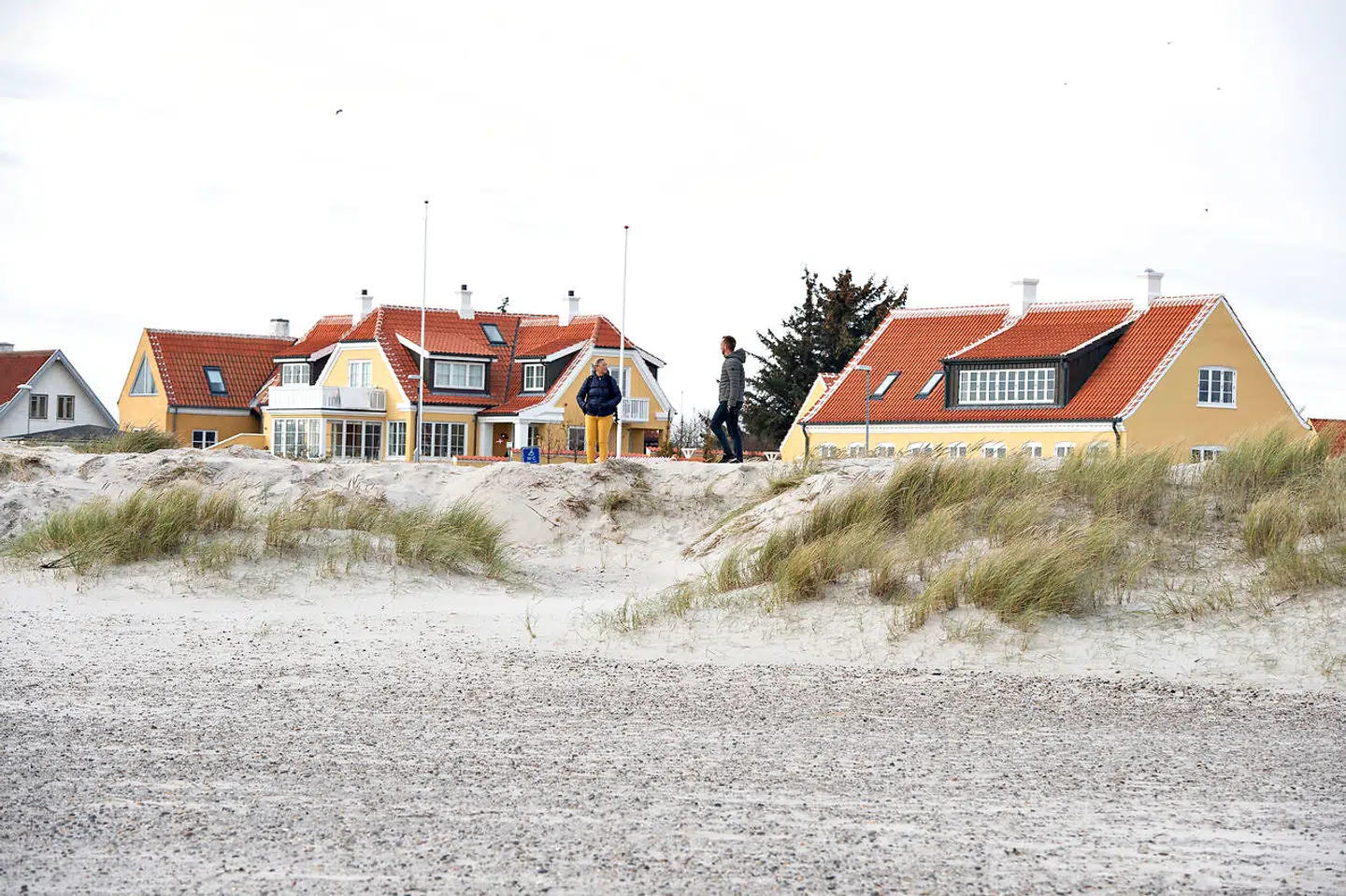 Den ødelagte fredede klit ved Skagen Sønderstrand, inden den blev reetableret. Klitten blev udjævnet natten til den 26. oktober 2019 med en gummiged. Den ene af de to tiltalte i retssagen ejer huset til højre.