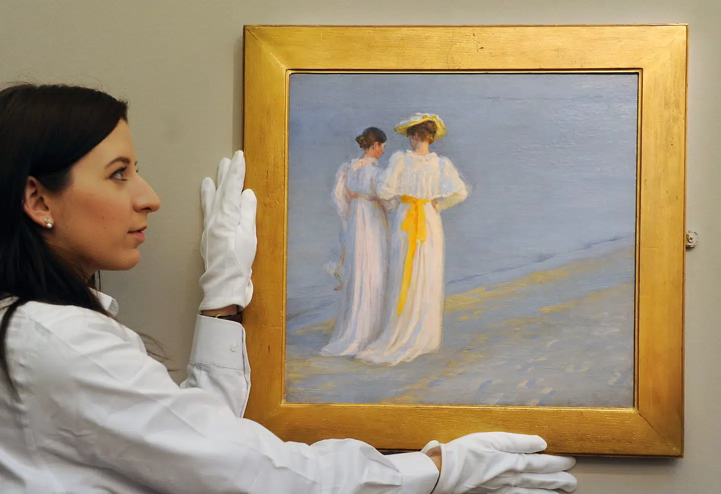 P. S. Krøyers berømte 'Sommeraften på Skagen Sønderstrand', som er et af dansk kunst mest kendte malerier. Hærværket mod de fredede klitter i Skagen er særlig groft, fordi det også går ud over den danske kulturarv, mener anklagemyndigheden i den specielle sag, som i disse dage kører ved Retten i Hjørring.