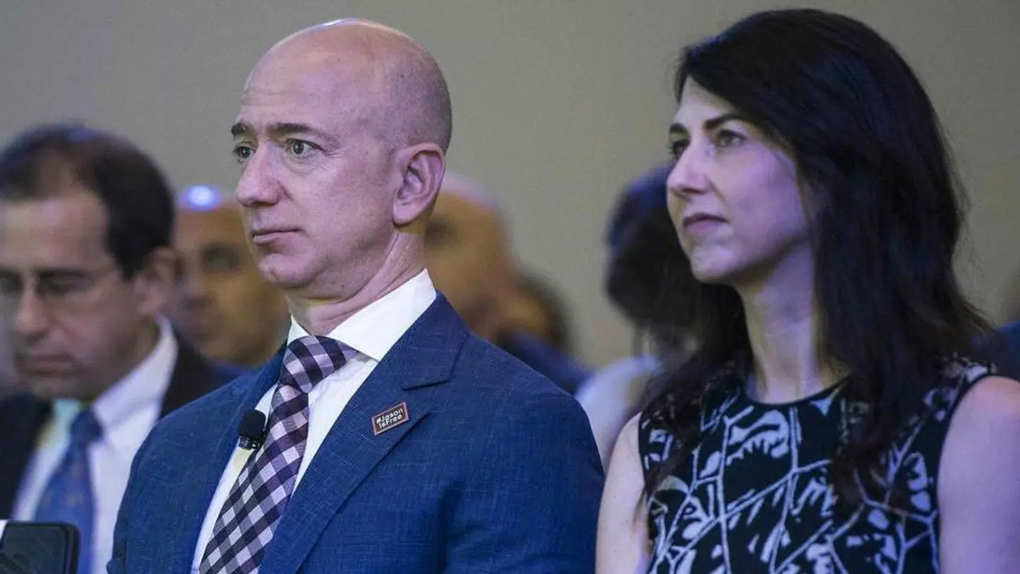 Jeff Bezos er stadig verdens rigeste.