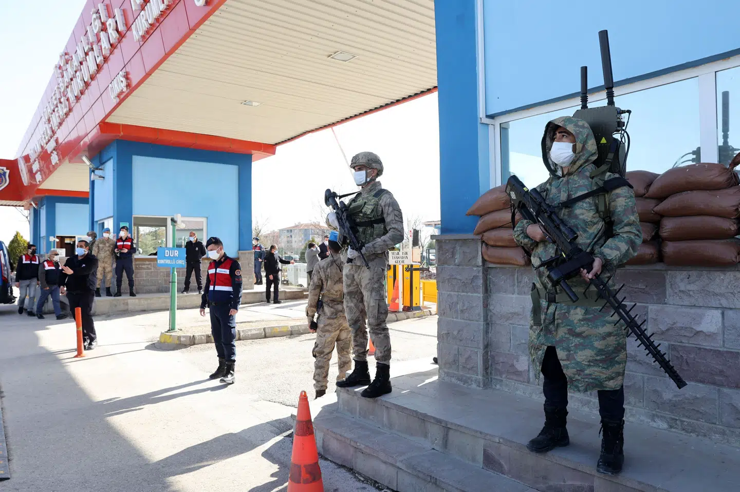 Soldater holder her vagt ved retsbygningen i forbindelse med en sag mod 497 mistænkte i forbindelse med tyrkisk kupforsøg i 2016. Adem Altan/Ritzau Scanpix