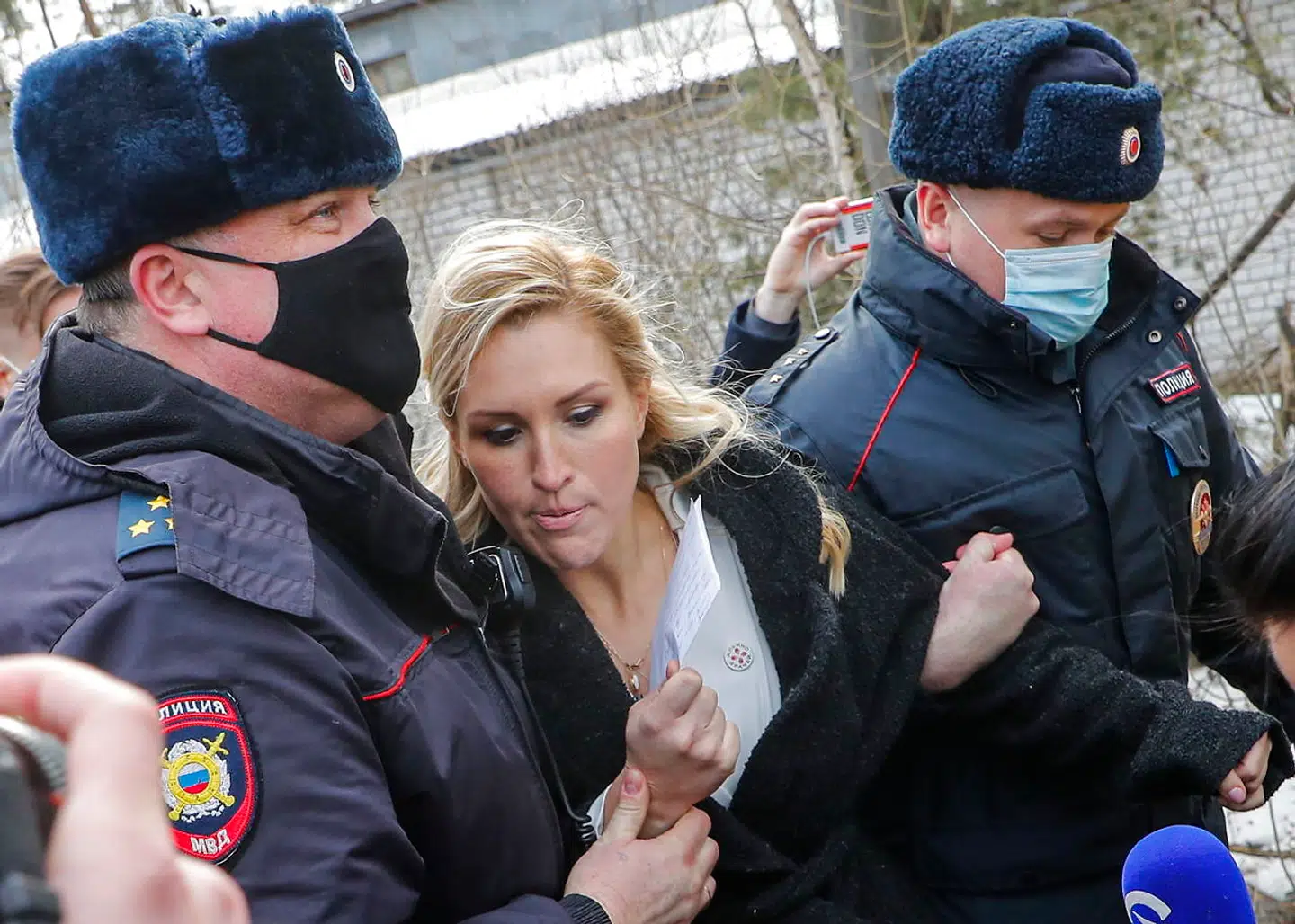 Anastasia Vasilyeva bliver anholdt uden for fængslet.