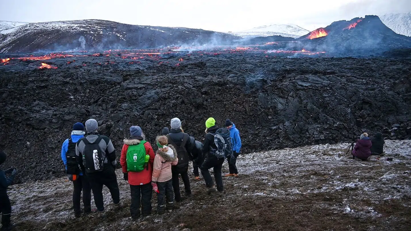 Vulkanen på halvøen Reykjanes har besøg af nogle turister den 28. marts 2021.