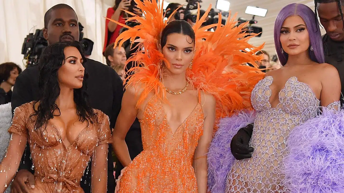 Kim Kardashian og Kylie Jenner ses her med deres søster Kendall Kardashian (midt), der også har skabt en formue som blandt andet topmodel og influencer.