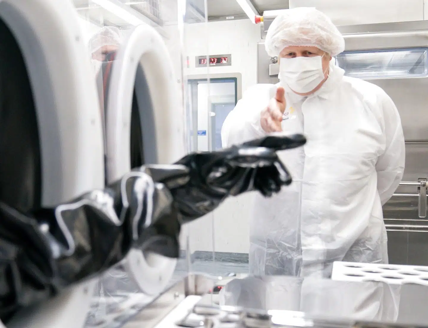 Boris Johnson på besøg på en AstraZeneca vaccinefabrik. Den britiske premierminister nyder stor popularitet i befolkningen, men risikerer at komme i undertal i parlamentet