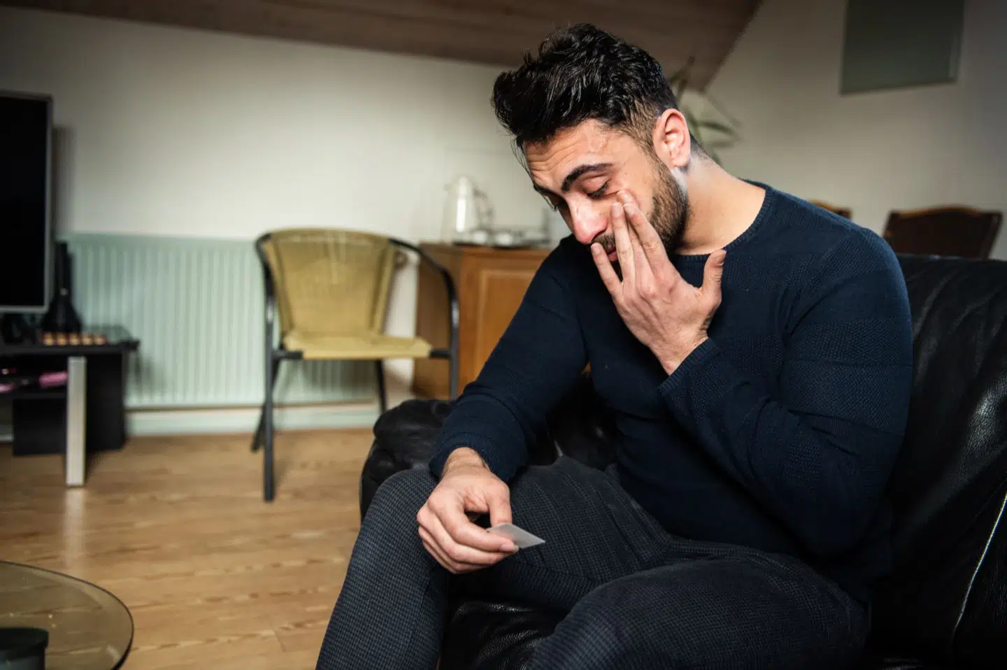 Anas Bathish kigger på et billede af sin far, Akram, der gik bort for få dage siden.