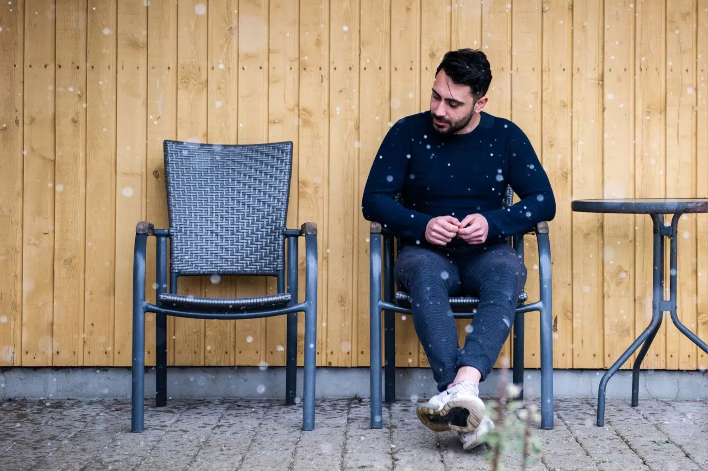 29-årife Anas Bathish sidder i den stol i haven, hvor ham og faderen så ofte har siddet. Faderen stol er tom.