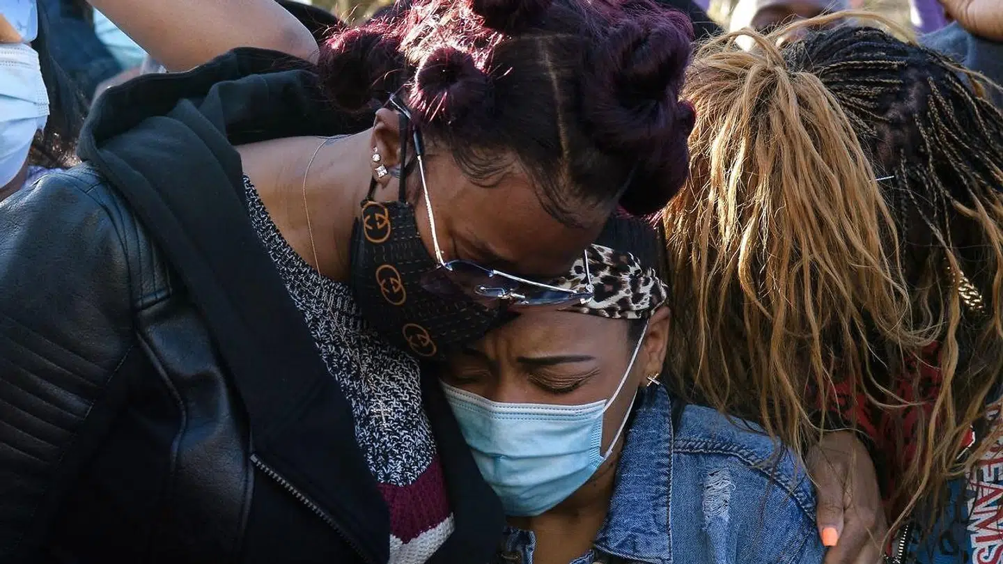 DMX's ekskone Tashera Simmons (tv) og hans forlovede Desiree Lindstrom (TH) ses her i en omfavnelse foran hospitalet, hvor DMX er indlagt.