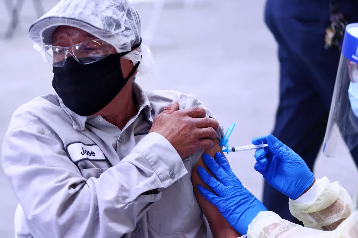 Landarbejderen Jose Ortiz før den første af to indsprøjtninger med vaccinen fra Johnson & Johnson på et vaccinationscenter i Riverside i Californien. Mario Tama/Ritzau Scanpix