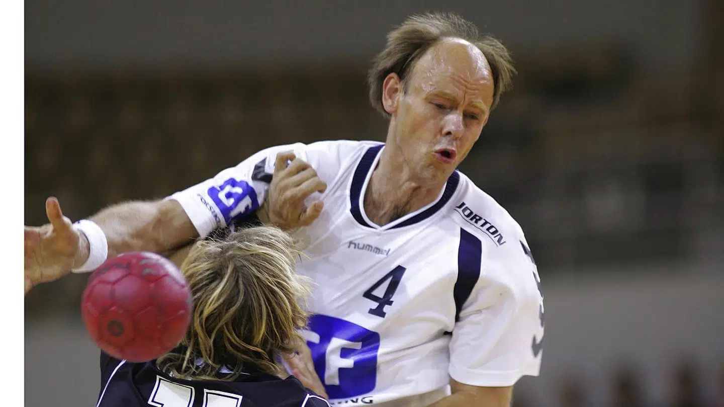 På grund af skader gjorde den dengang 45-årige Erik Veje Rasmussen comeback på håndboldbanen tilbage i 2004 for Århus Håndbold.