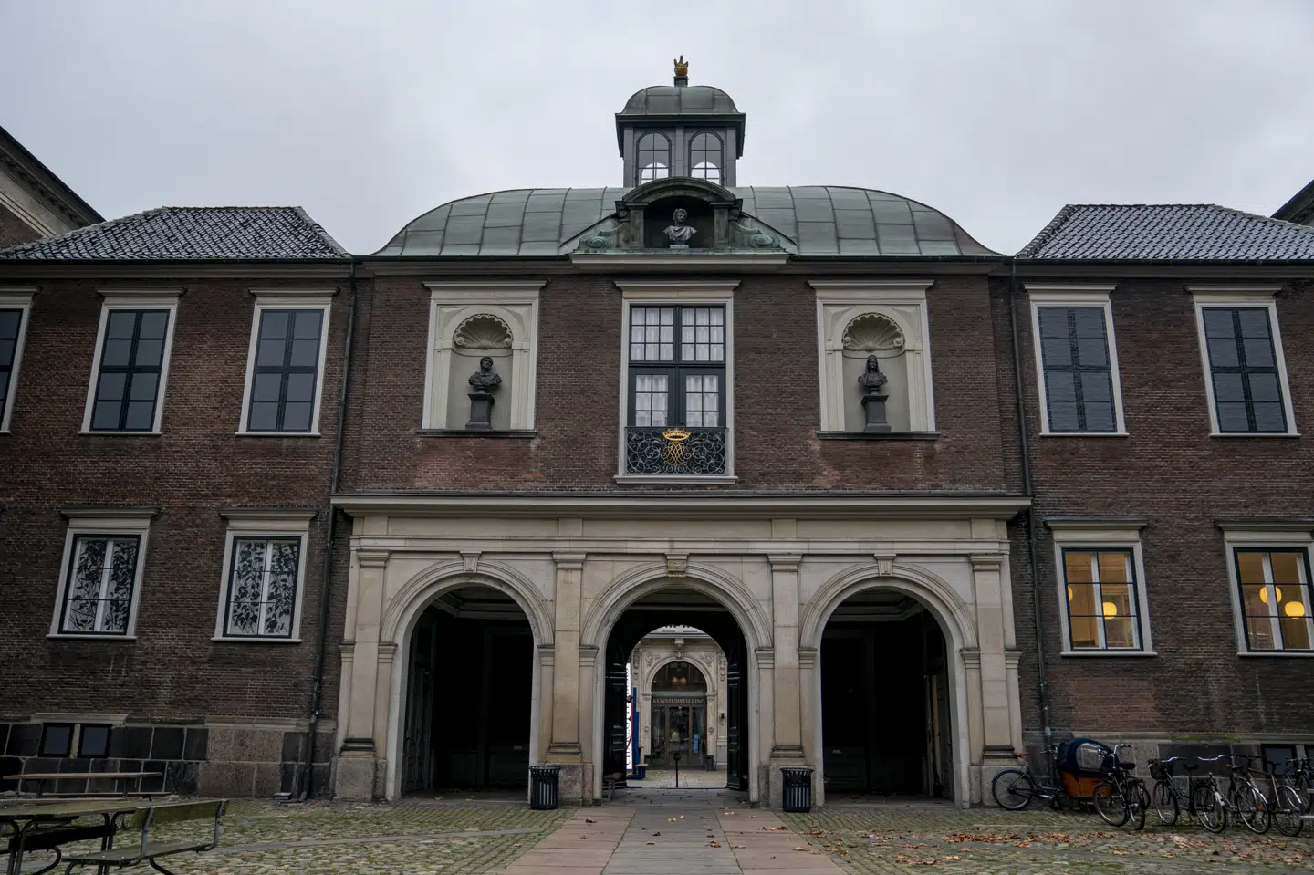 Kunstakademiet kom for alvor i vælten mod slutningen af sidste år efter en happening, hvor en gipsbuste af Frederik V fra Kunstakademiets festsal blev smidt i Københavns havn. (Arkivfoto). Tobias Kobborg/Ritzau Scanpix