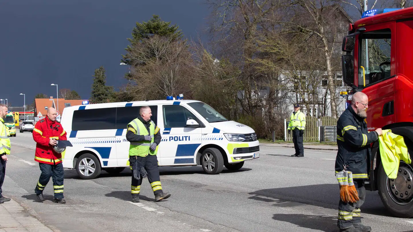Beredskabet fik cyklistens ben fri, og cyklisten blev derefer fragtet til sygehuset. Foto: Presse-fotos.dk
