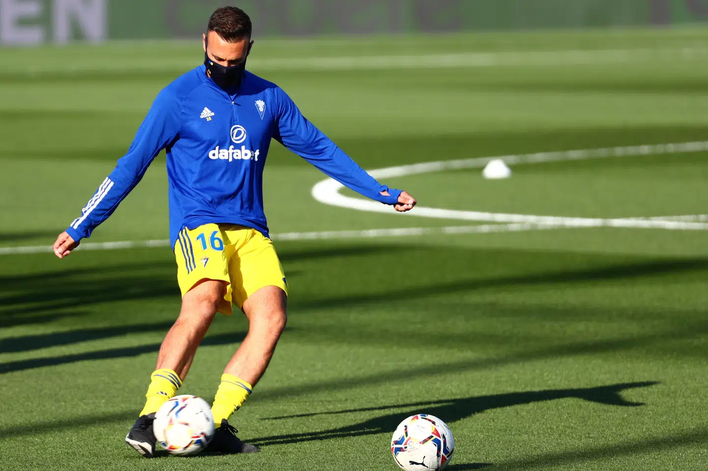 Cadiz-spilleren Juan Cala nægter at have ytret sig racistisk over for en modspiller fra Valencia. Sergio Perez/Reuters