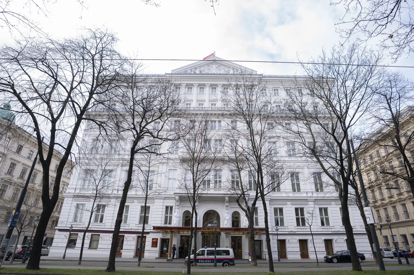 Politi foran Hotel Imperial i Wien, hvor der tirsdag indledes indirekte forhandlinger mellem USA og Iran om landets atomprogram og en ophævelse af økonomiske sanktioner mod Teheran fra amerikansk side. Florian Schroetter/Ritzau Scanpix